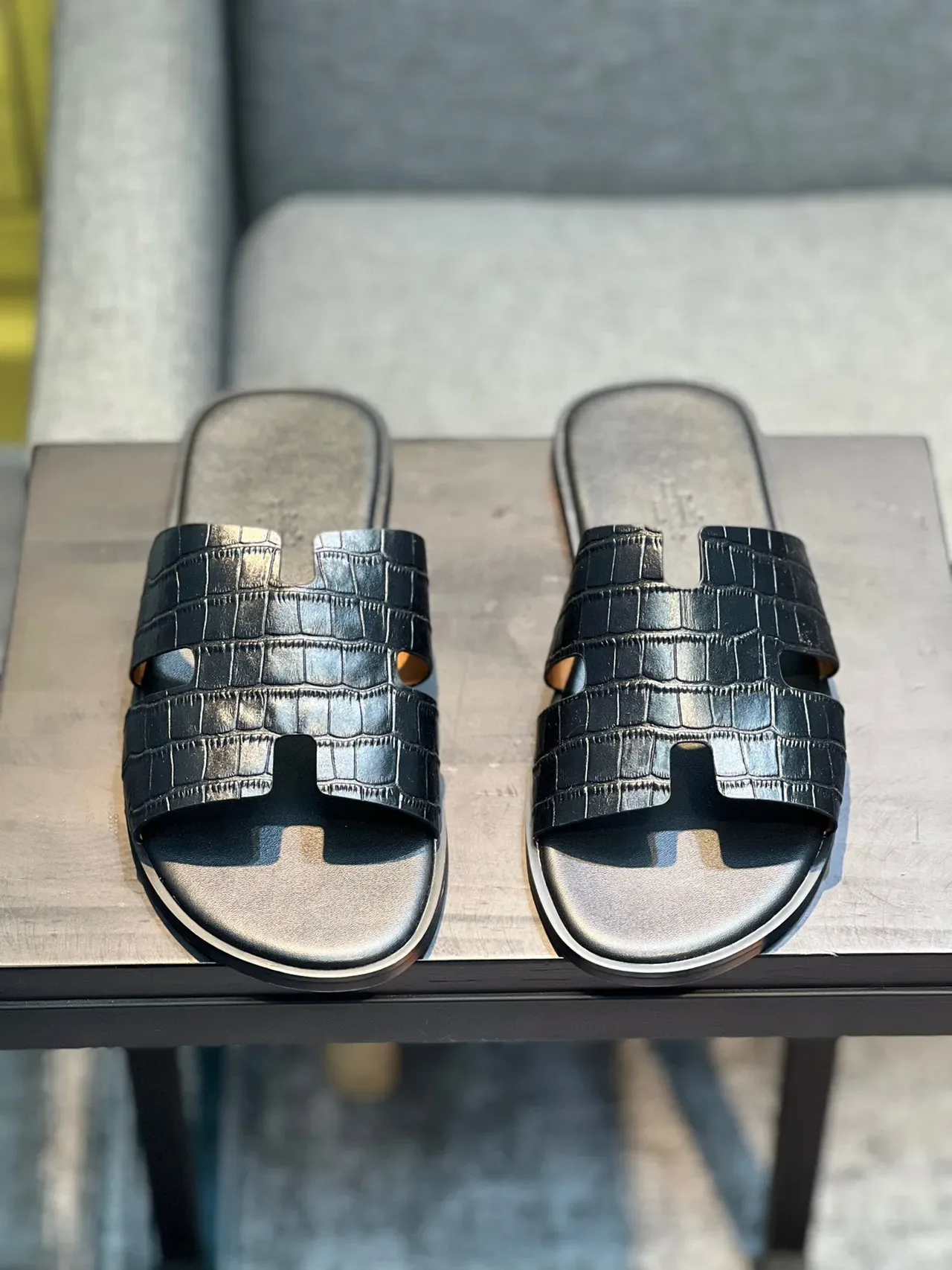 Sandales Hermès Oran Slide Cuir Noir Croc-Embosse 6