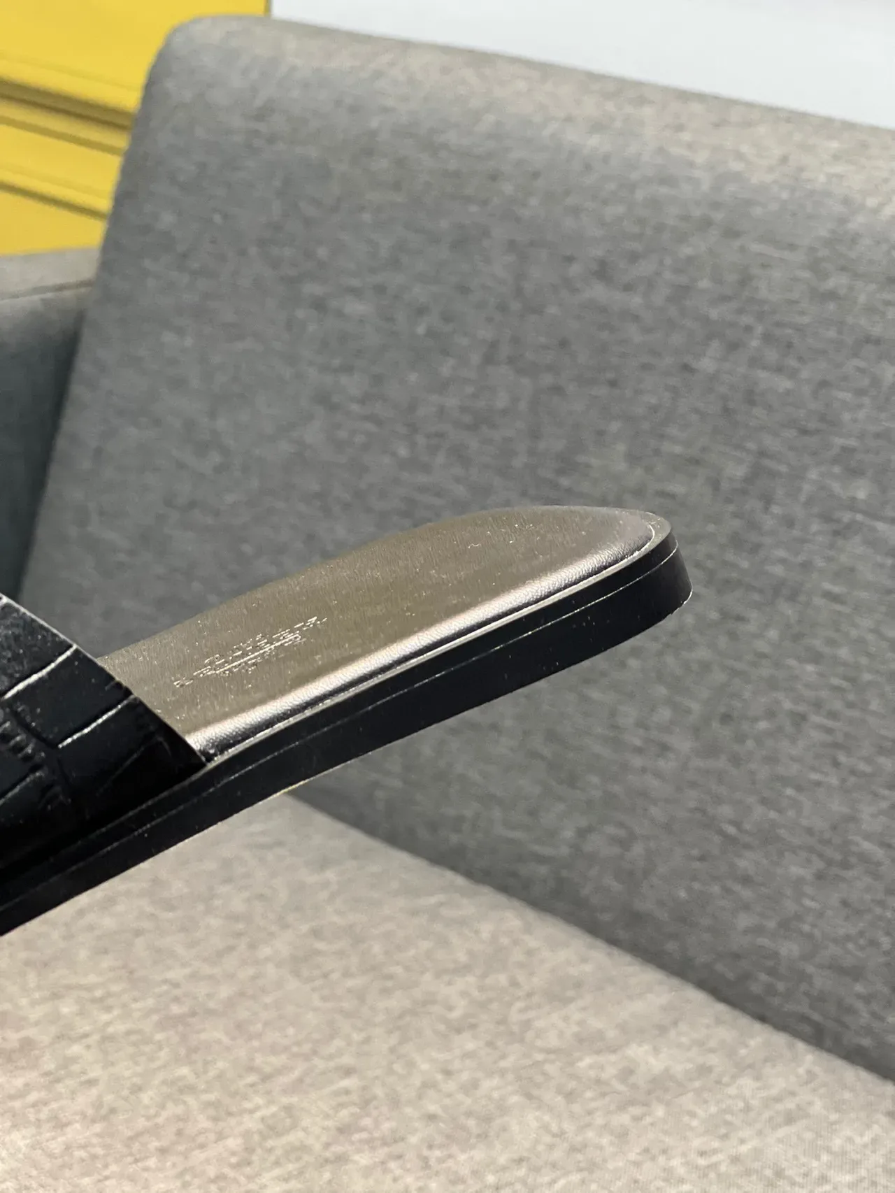 Sandales Hermès Oran Slide Cuir Noir Croc-Embosse 8
