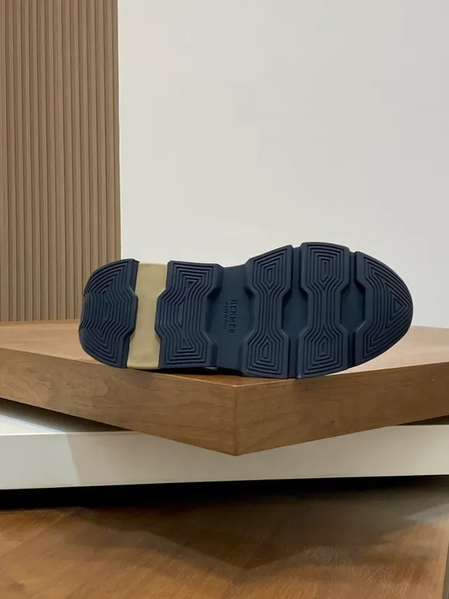 Hermès Oran-Style tênis lifestyle de veludo preto e solado bege com camadas 2