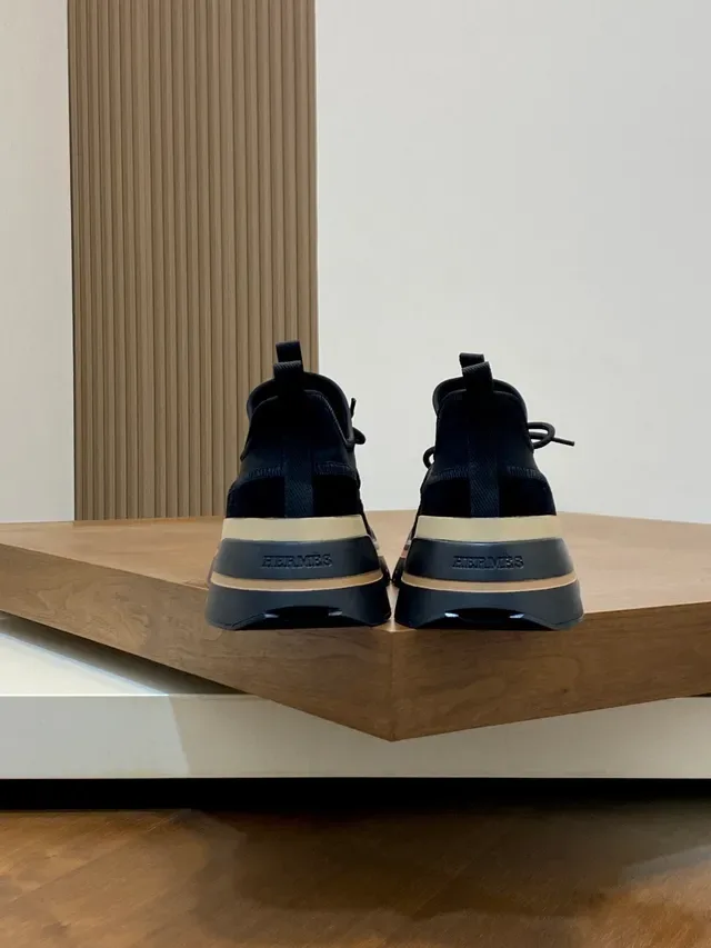 Hermès Oran-Style tênis lifestyle de veludo preto e solado bege com camadas 3