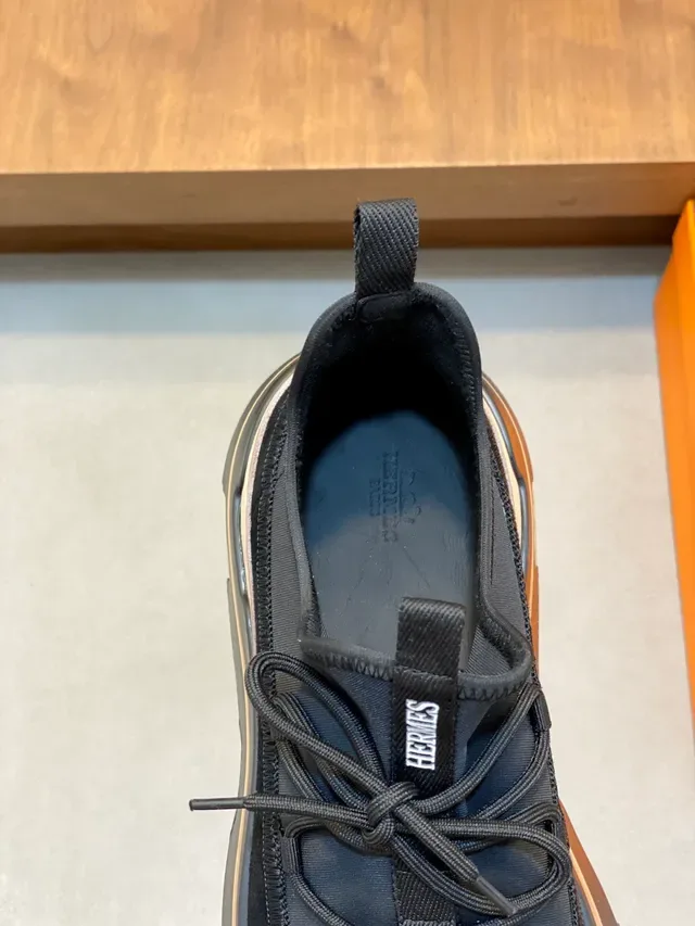 Hermès Oran-Style tênis lifestyle de veludo preto e solado bege com camadas 4