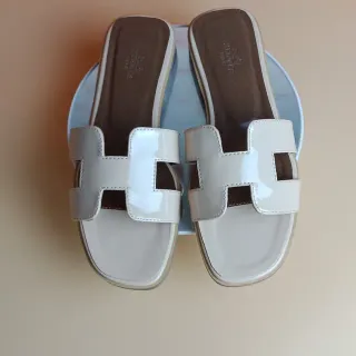 Hermès Oran نعال جلد لامع أبيض