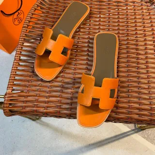 Hermès কমলা বাদামি H-আকৃতির ফিতা সমতল সোল স্লিপার
