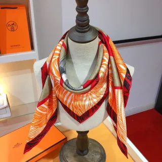 Hermès Carré Orange Red Impression Graphique Bold Foulard en Soie