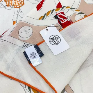 Hermès ছাপা ঘোড়সওয়ারি মোটিফ অরেঞ্জ-বর্ডারড সিল্ক স্কার্ফ