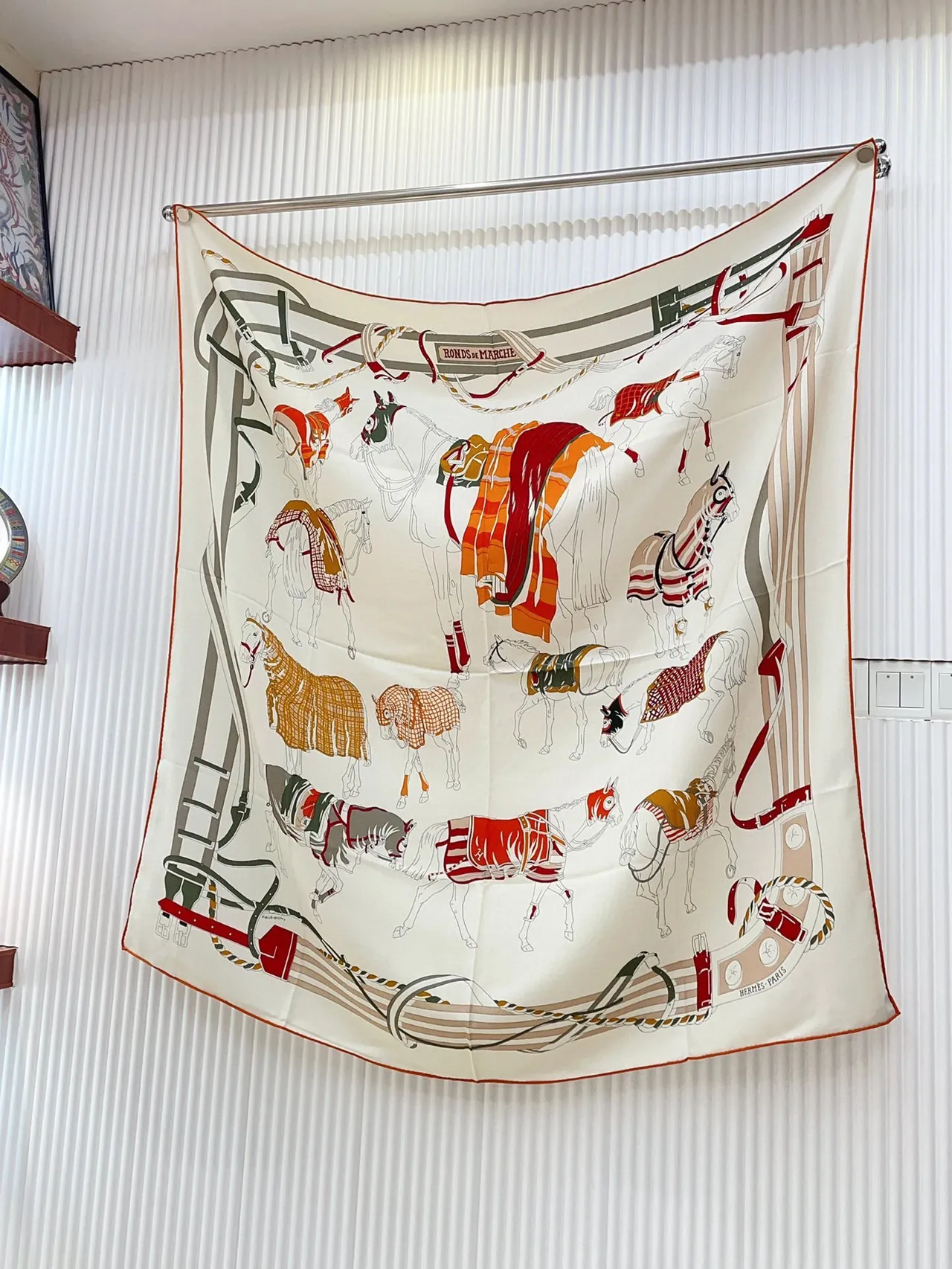 Hermès ছাপা ঘোড়সওয়ারি মোটিফ অরেঞ্জ-বর্ডারড সিল্ক স্কার্ফ 4