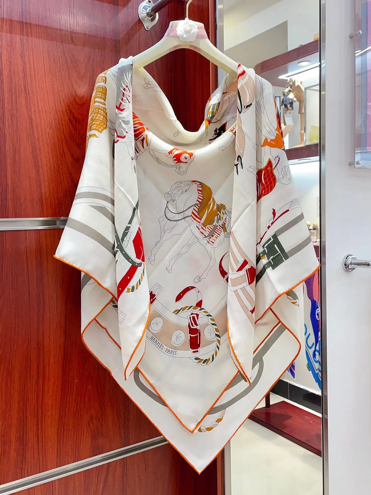 Hermès ছাপা ঘোড়সওয়ারি মোটিফ অরেঞ্জ-বর্ডারড সিল্ক স্কার্ফ 7