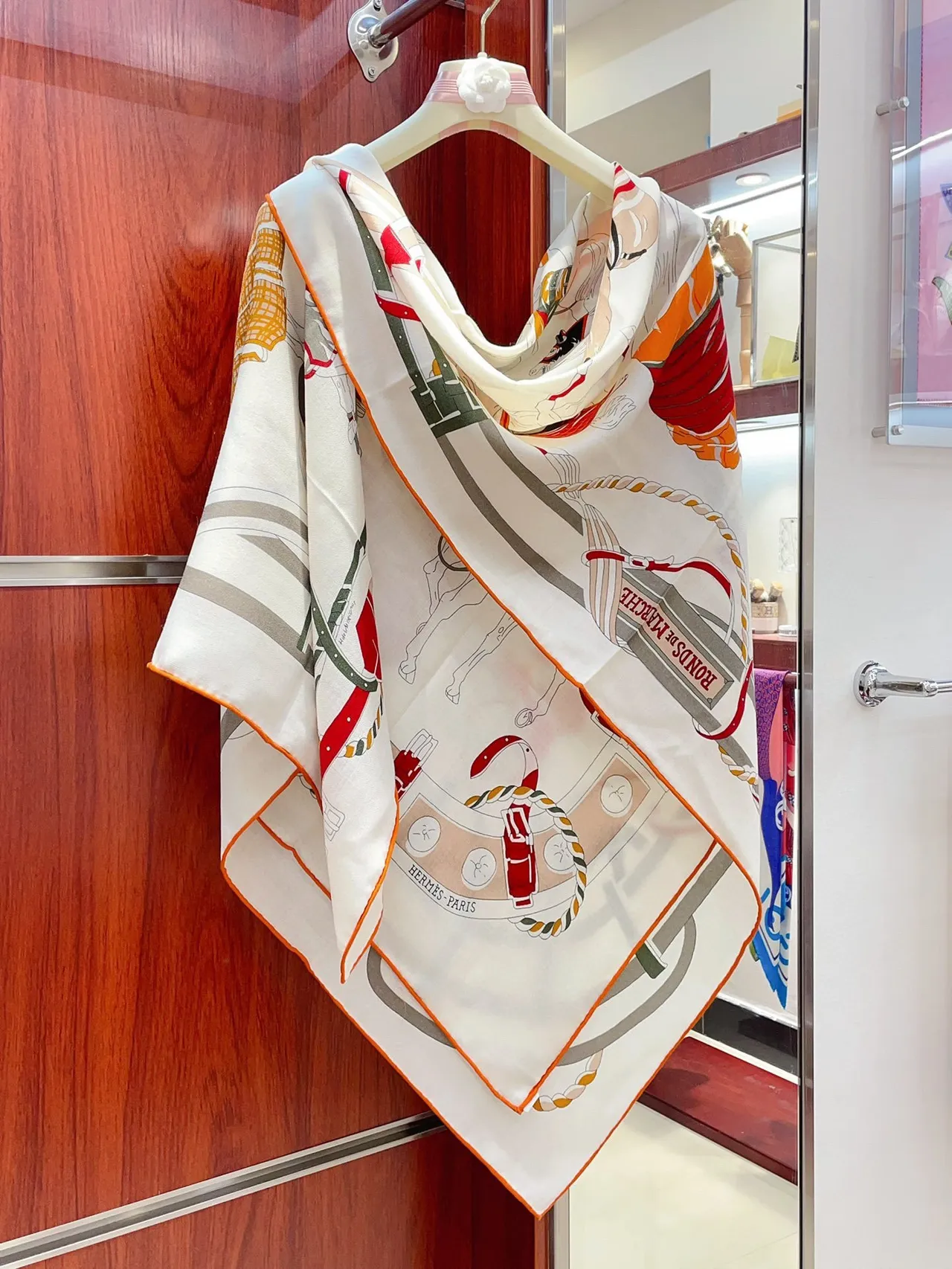 Hermès ছাপা ঘোড়সওয়ারি মোটিফ অরেঞ্জ-বর্ডারড সিল্ক স্কার্ফ 8