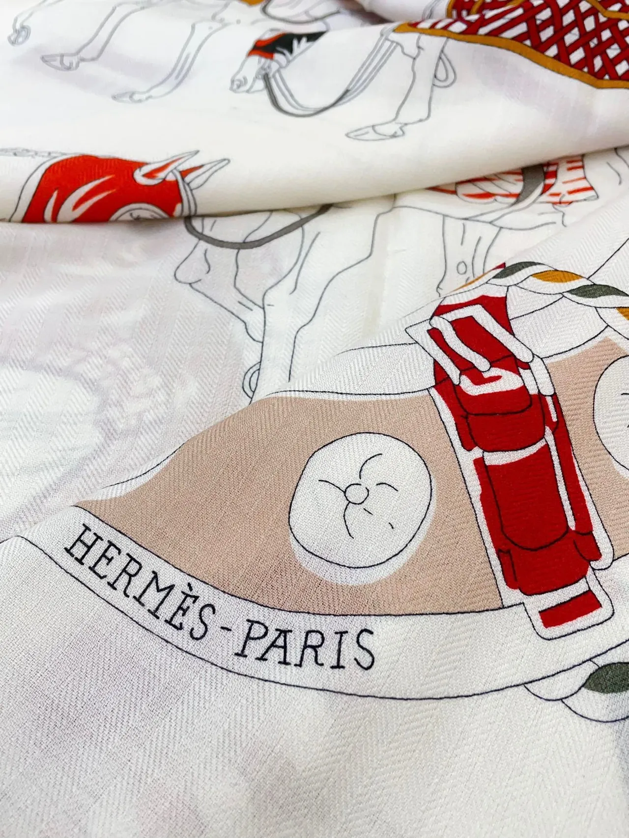 Hermès ছাপা ঘোড়সওয়ারি মোটিফ অরেঞ্জ-বর্ডারড সিল্ক স্কার্ফ 9