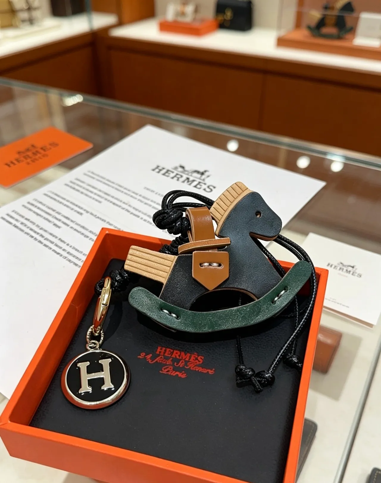 Hermès Rocker Horse কালো সবুজ দোলনামূলক আকৃতি বহুরঙ চামড়া কাঁধ থেকে ঝুলন্ত ব্যাগ 2