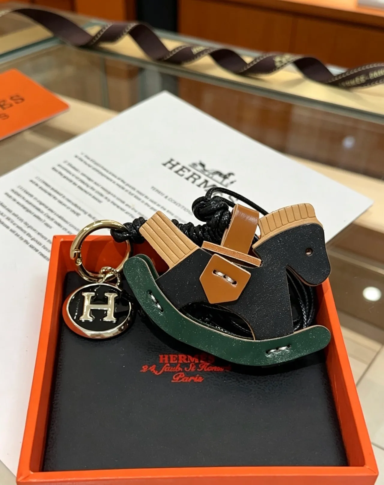 Hermès Rocker Horse কালো সবুজ দোলনামূলক আকৃতি বহুরঙ চামড়া কাঁধ থেকে ঝুলন্ত ব্যাগ 3