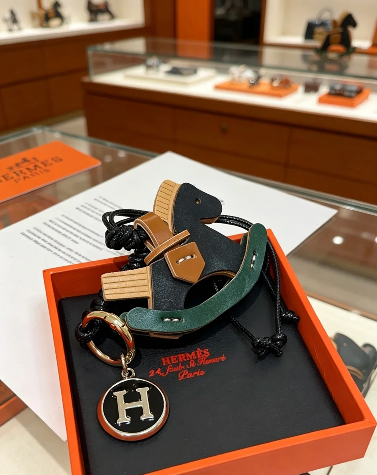 Hermès Rocker Horse কালো সবুজ দোলনামূলক আকৃতি বহুরঙ চামড়া কাঁধ থেকে ঝুলন্ত ব্যাগ 4