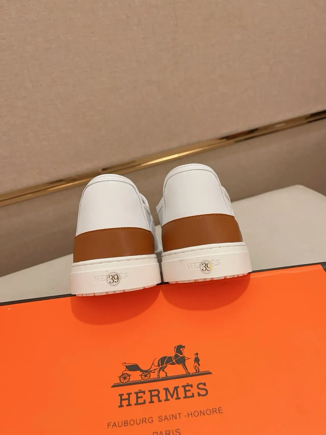Hermès Sneakers Lifestyle de Couro Branco e Tan Low-Top 3