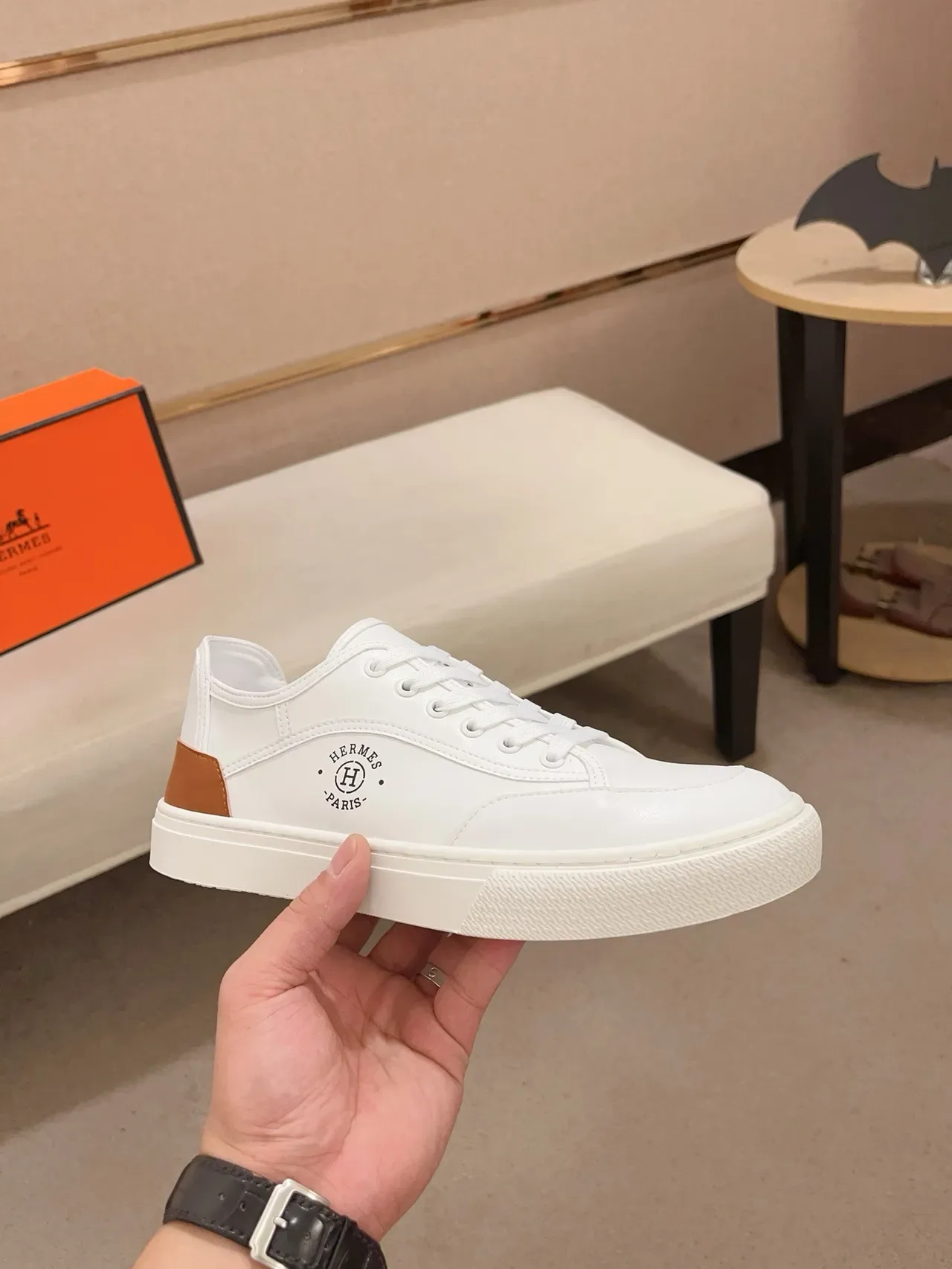 Hermès Sneakers Lifestyle de Couro Branco e Tan Low-Top 4