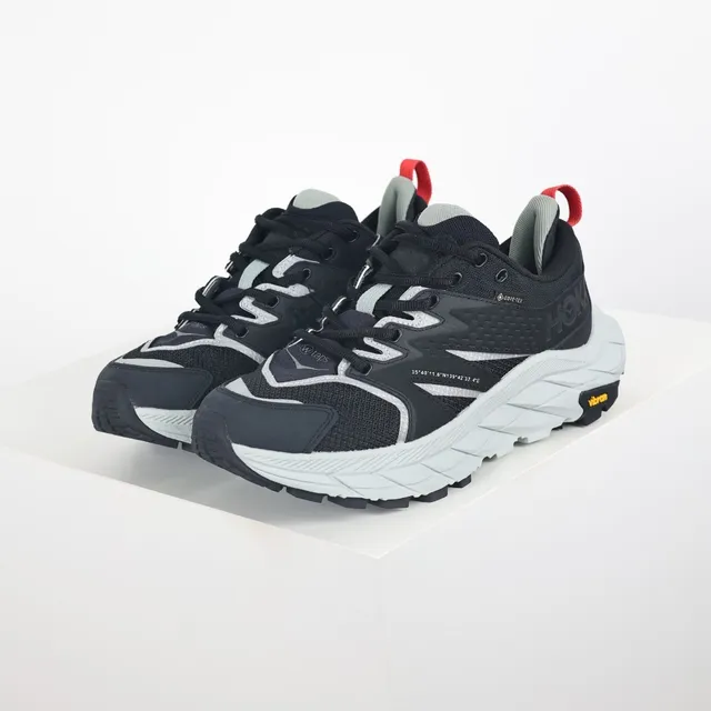 Hoka Preto Branco Sola Intermediária Grossa Esculpida Vibram Lugs Tênis de corrida 2