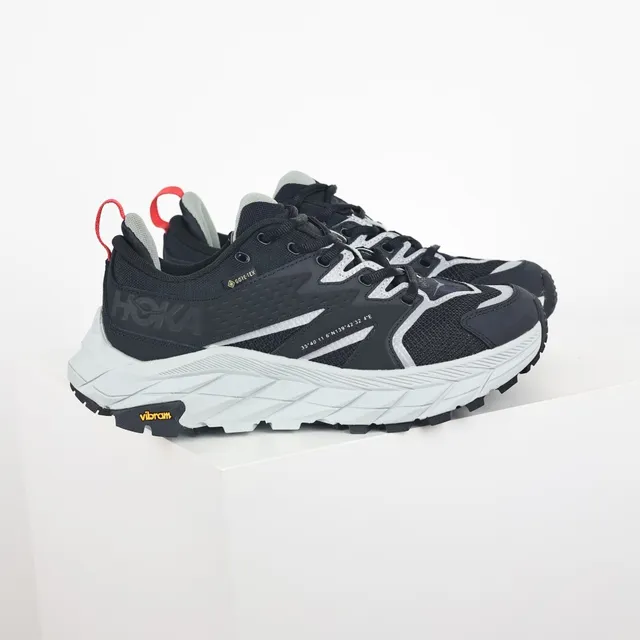 Hoka Preto Branco Sola Intermediária Grossa Esculpida Vibram Lugs Tênis de corrida 3