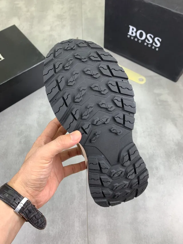 Hugo Boss বাদামি এবং সাদা চাংকি স্নিকার 2