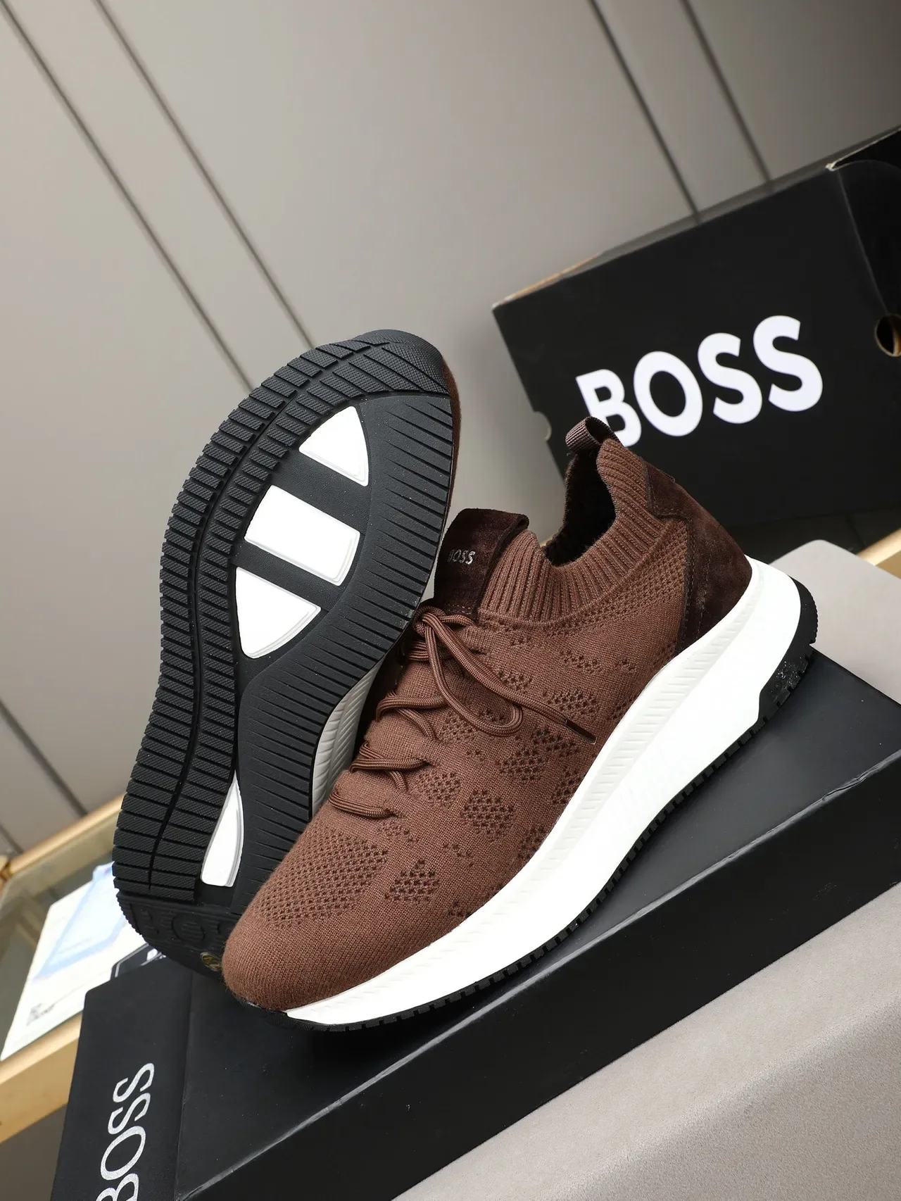 Hugo Boss বাদামী নিট মোজা ফিট স্নিকার 4