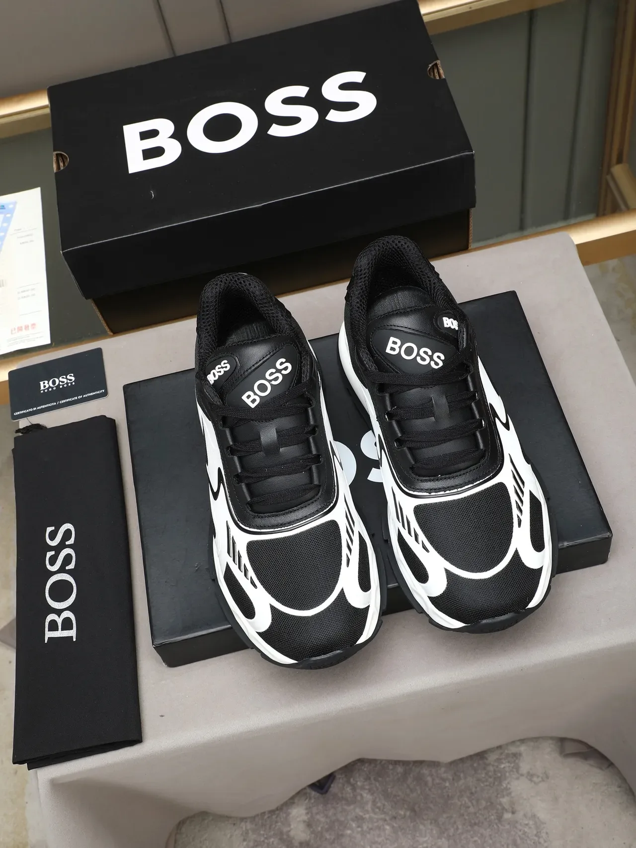 Hugo Boss Lifestyle काला और सफेद वेव ओवरले स्नीकर 2