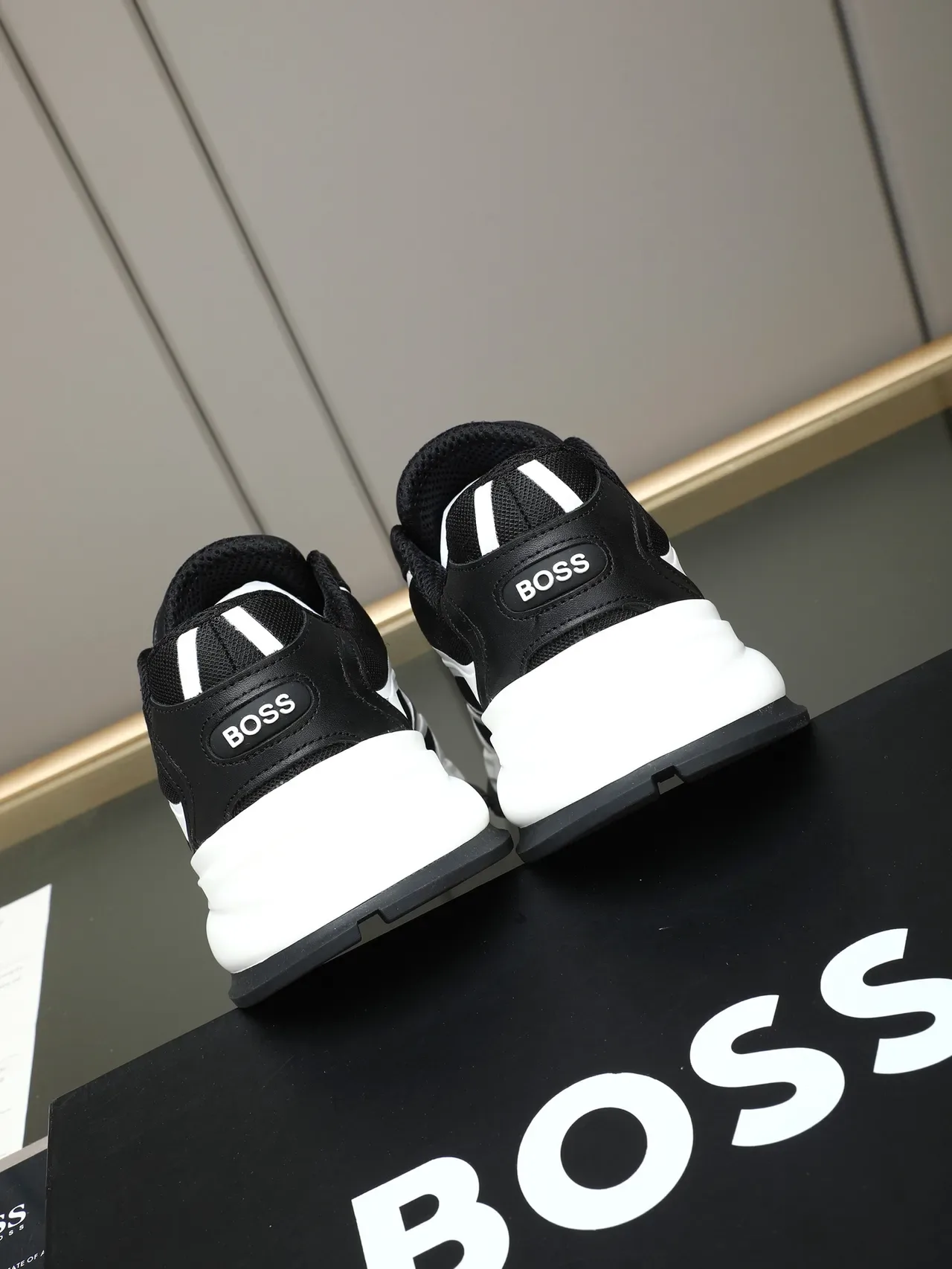 Hugo Boss Lifestyle काला और सफेद वेव ओवरले स्नीकर 3