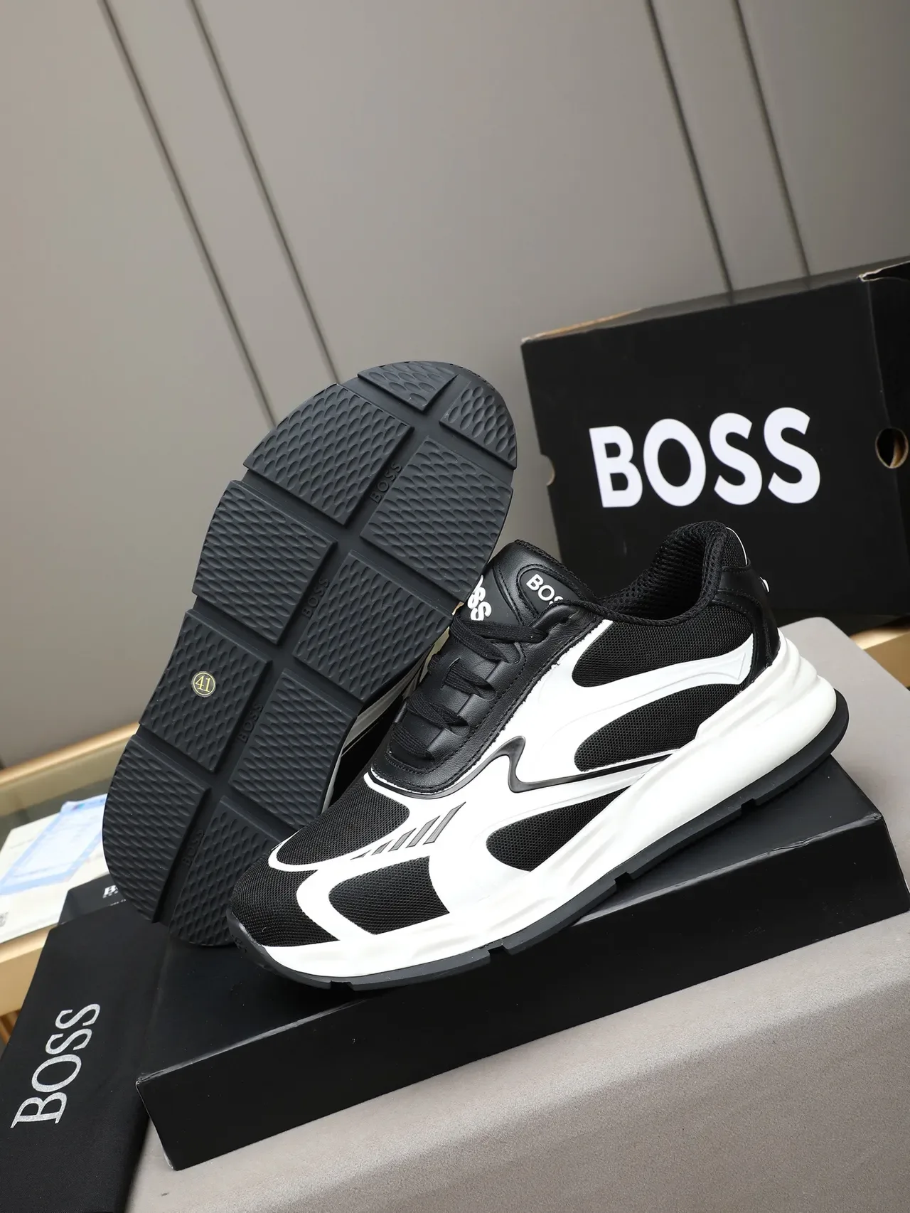 Hugo Boss Lifestyle काला और सफेद वेव ओवरले स्नीकर 4