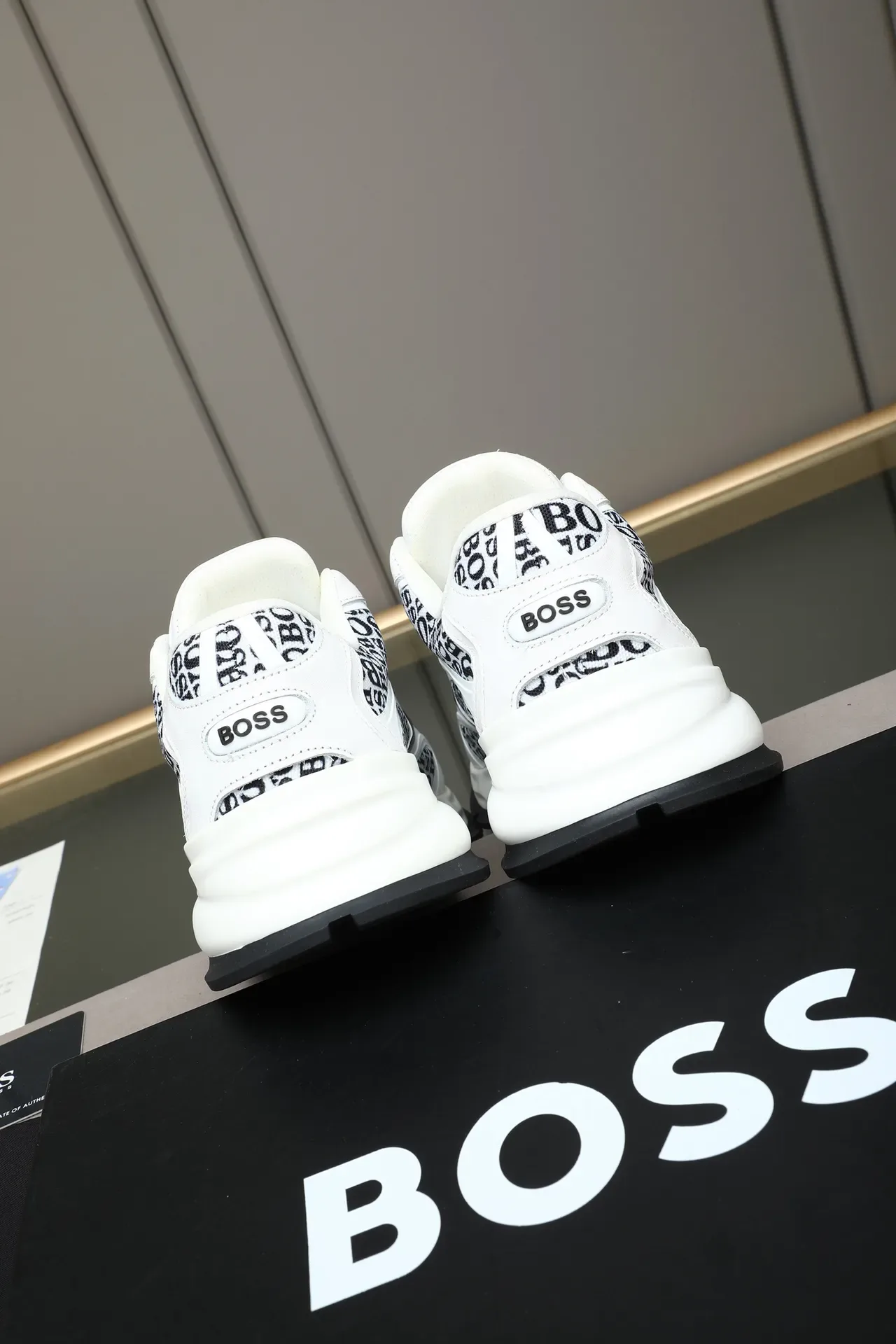 Tênis Lifestyle Hugo Boss com monograma branco 3