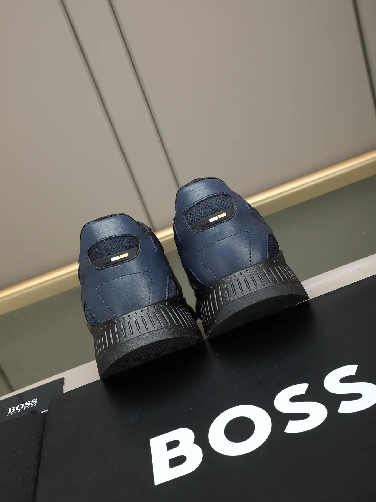 Hugo Boss Navy Sneakers Lifestyle en Cuir Perforé 3
