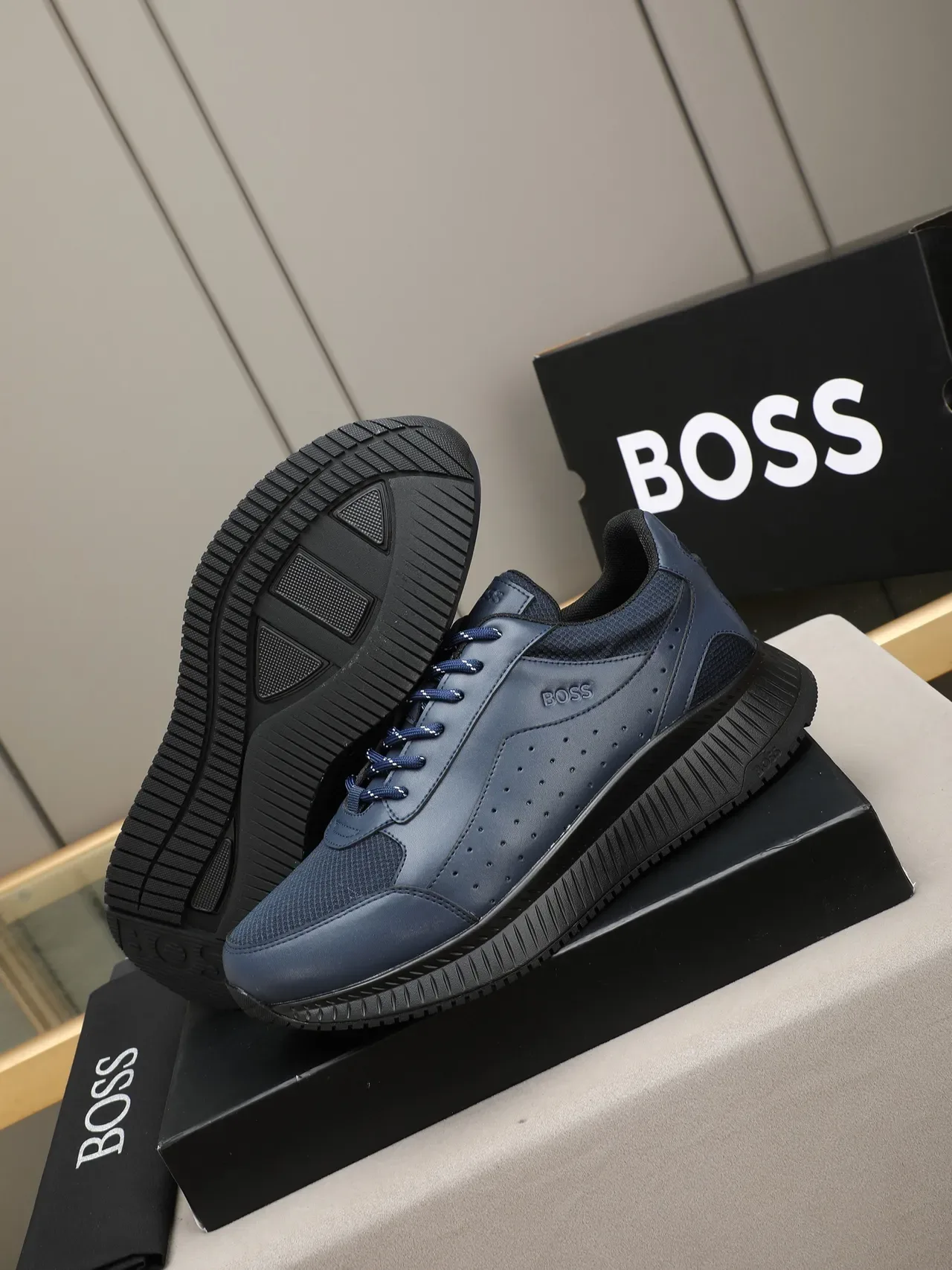 Hugo Boss Navy Sneakers Lifestyle en Cuir Perforé 4