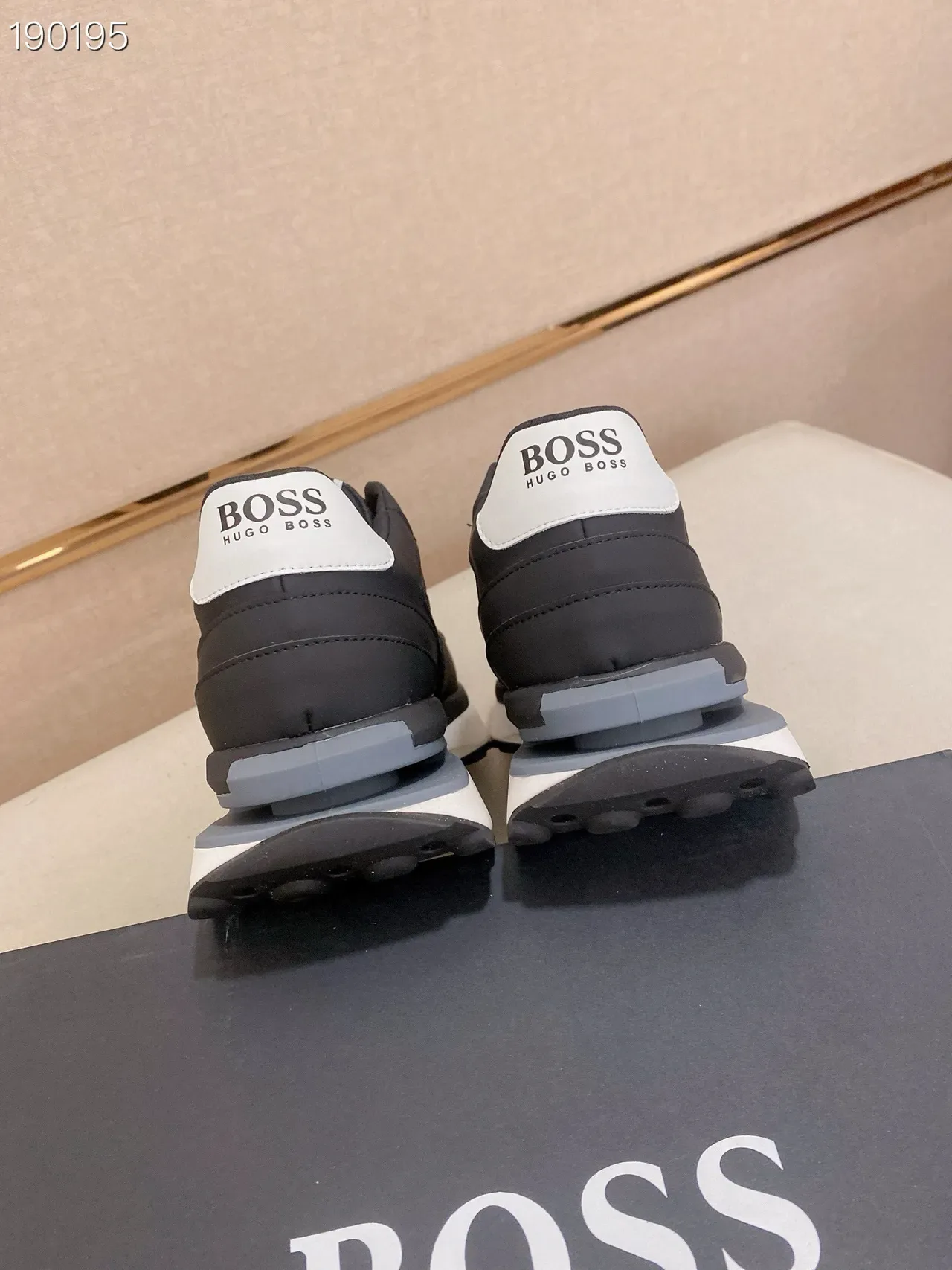 Hugo Boss Runner أسود أبيض مطبوع حرفي نمط حياة سنيكر 2