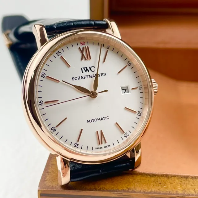 IWC पोरतगिज़र ऑटोमैटिक सफेद डायल गुलाबी सोने का केस गहरी नीली ऐलीगेटर पट्टी यांत्रिक घड़ी 3