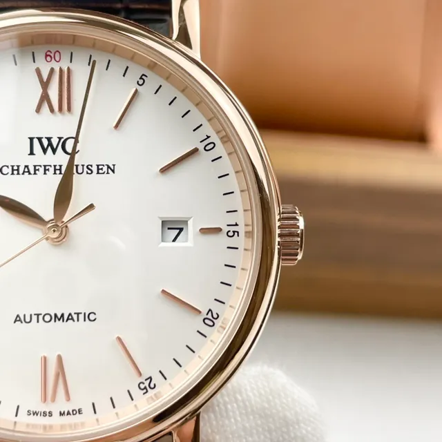 IWC पोरतगिज़र ऑटोमैटिक सफेद डायल गुलाबी सोने का केस गहरी नीली ऐलीगेटर पट्टी यांत्रिक घड़ी 8