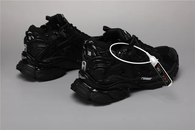 Kith Runner মোনোক্রোম ব্ল্যাক চাঙ্কি স্নিকার্স 3