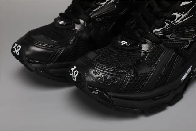 Kith Runner মোনোক্রোম ব্ল্যাক চাঙ্কি স্নিকার্স 4