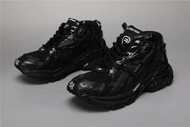 Kith Runner মোনোক্রোম ব্ল্যাক চাঙ্কি স্নিকার্স 5