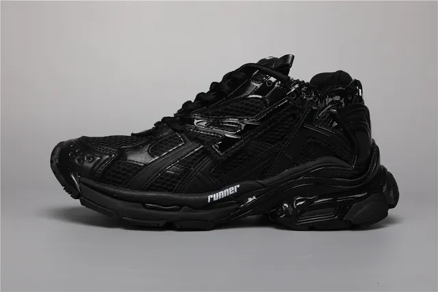 Kith Runner মোনোক্রোম ব্ল্যাক চাঙ্কি স্নিকার্স 9