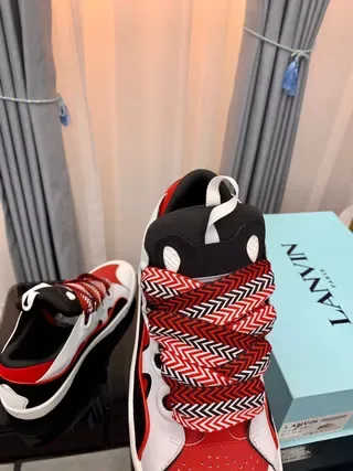 Lanvin Tênis lifestyle vermelho e preto com upper em múltiplos painéis estratificados e sola intermediária sculptada branca 2