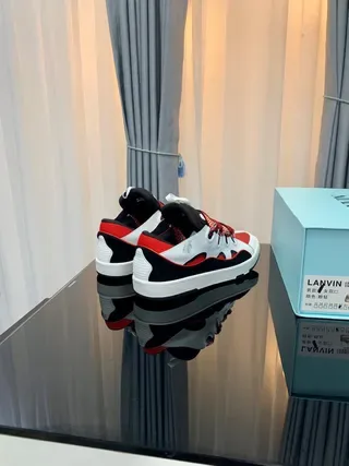 Lanvin Tênis lifestyle vermelho e preto com upper em múltiplos painéis estratificados e sola intermediária sculptada branca 3