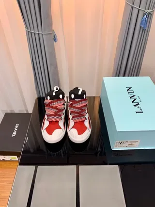 Lanvin Tênis lifestyle vermelho e preto com upper em múltiplos painéis estratificados e sola intermediária sculptada branca 4