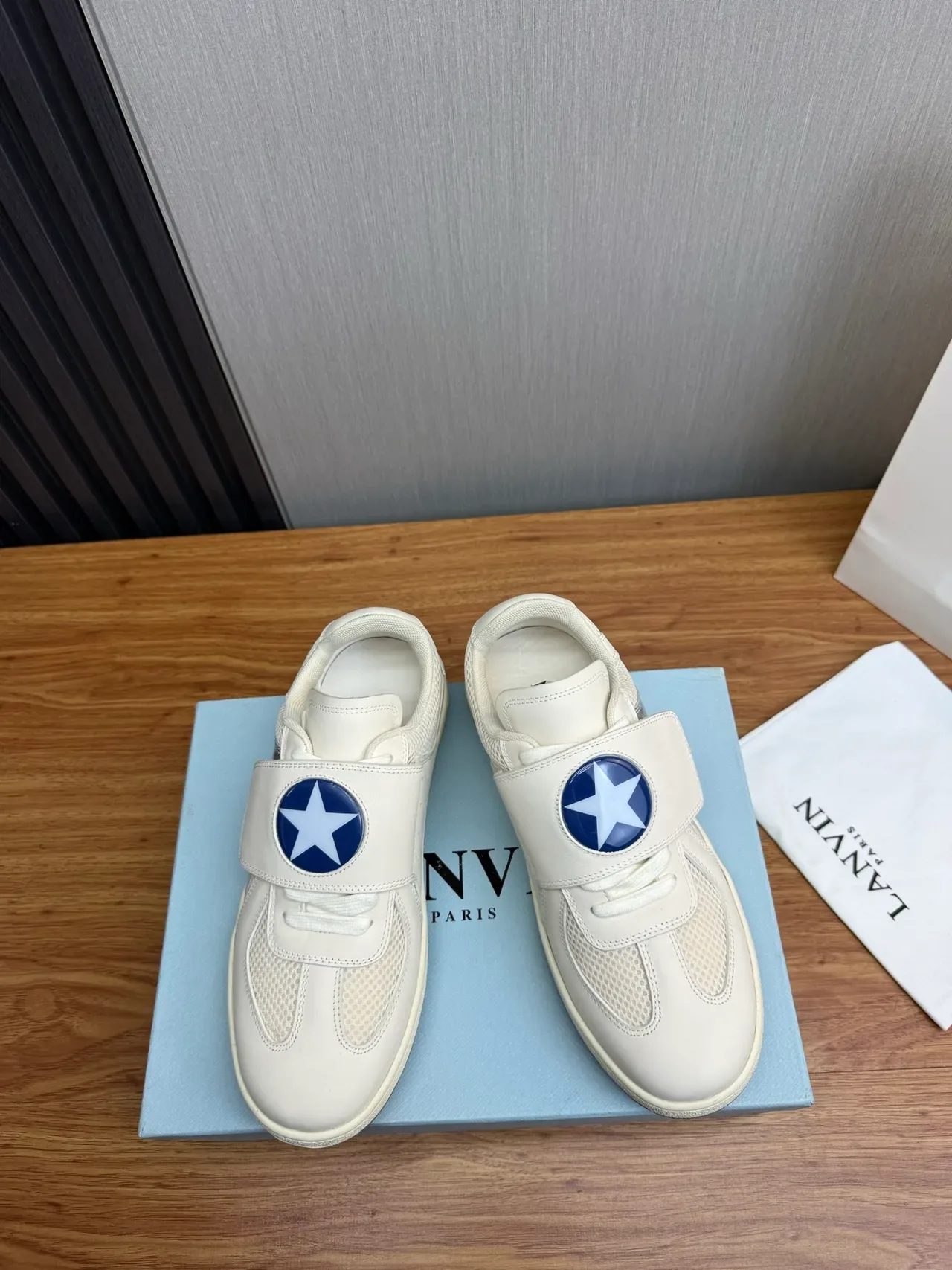 Lanvin Tênis Lifestyle Branco Azul com Fecho de Cinta, Parte Superior de Malha e Couro 2