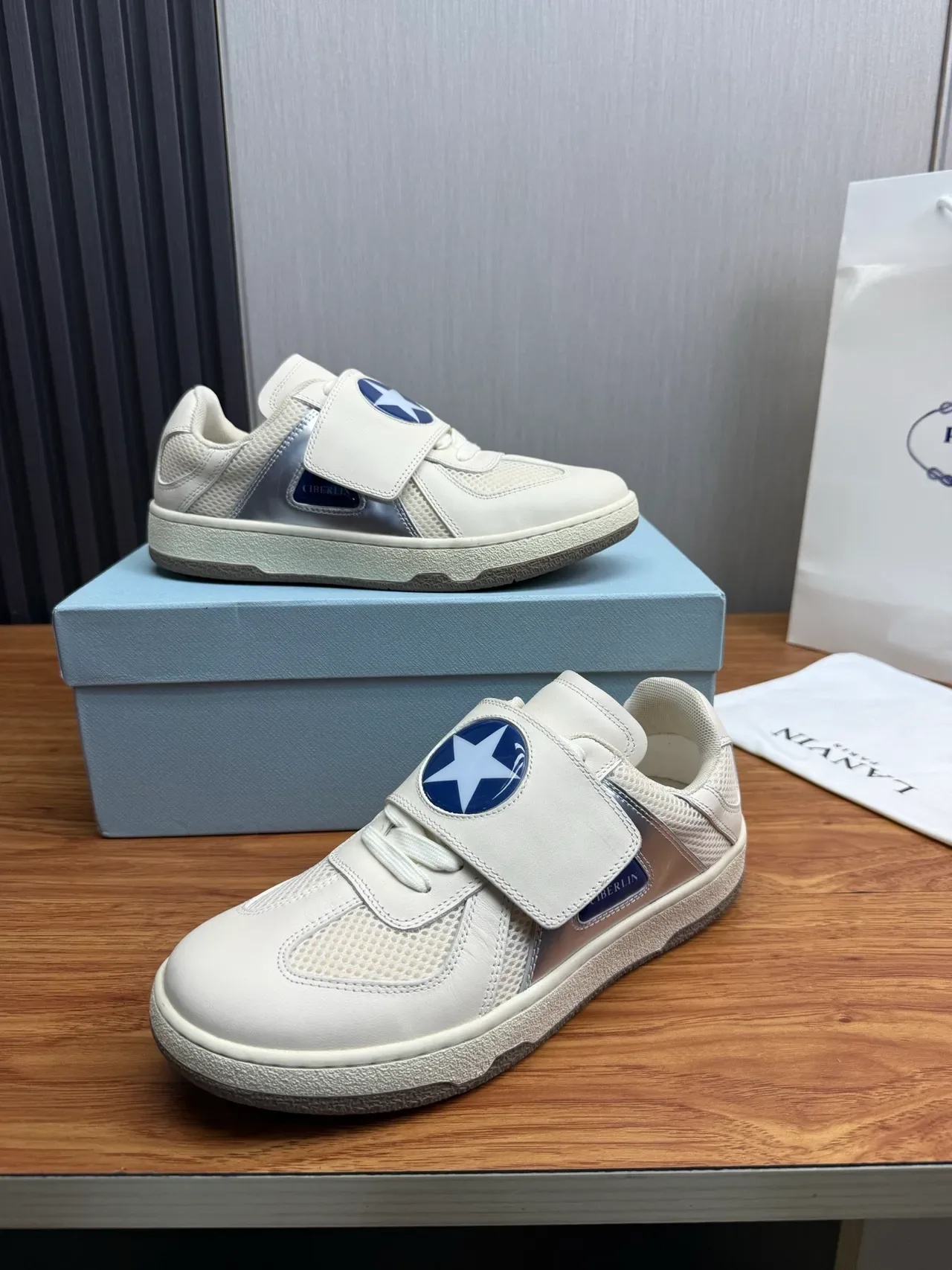 Lanvin Tênis Lifestyle Branco Azul com Fecho de Cinta, Parte Superior de Malha e Couro 3