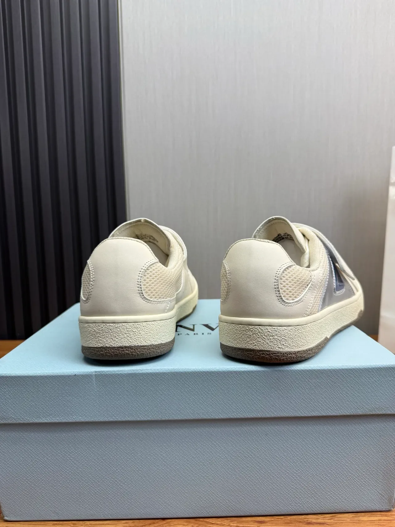 Lanvin Tênis Lifestyle Branco Azul com Fecho de Cinta, Parte Superior de Malha e Couro 4