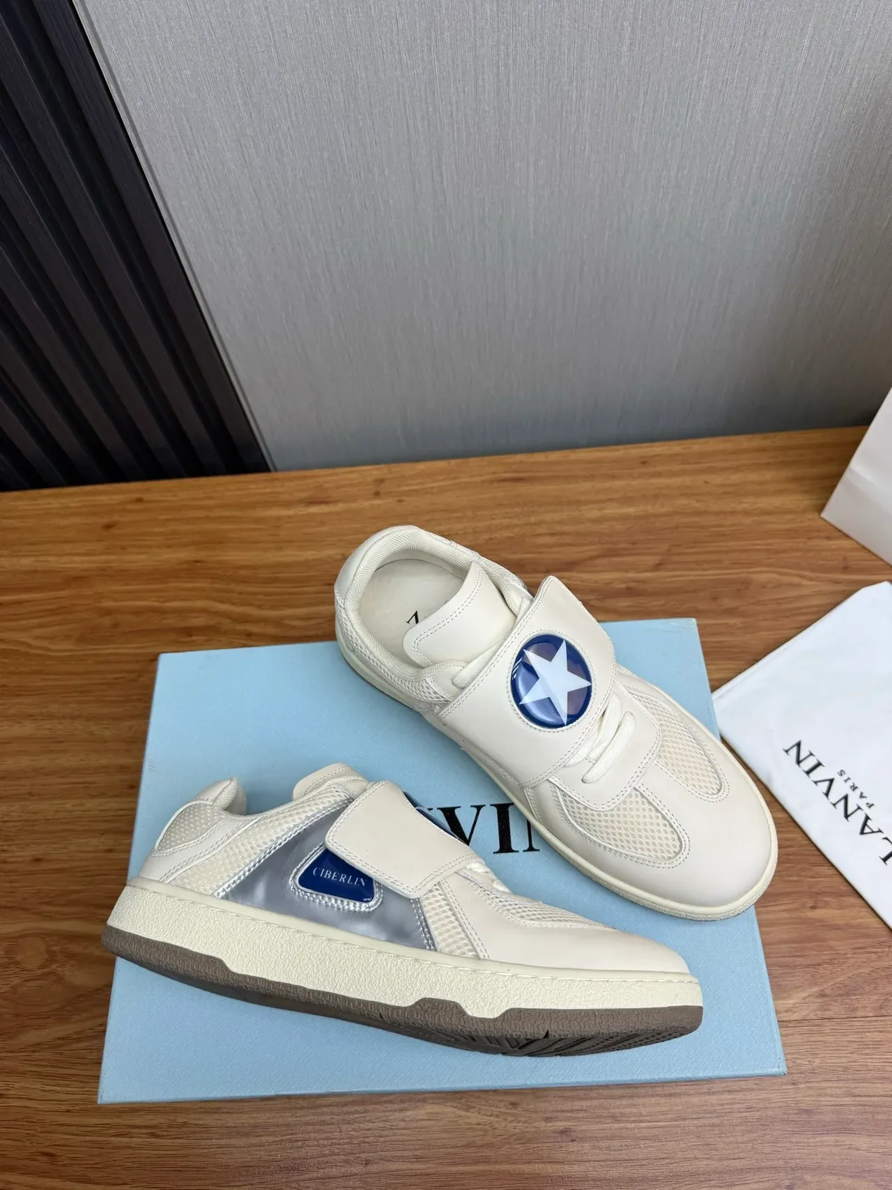 Lanvin Tênis Lifestyle Branco Azul com Fecho de Cinta, Parte Superior de Malha e Couro 5
