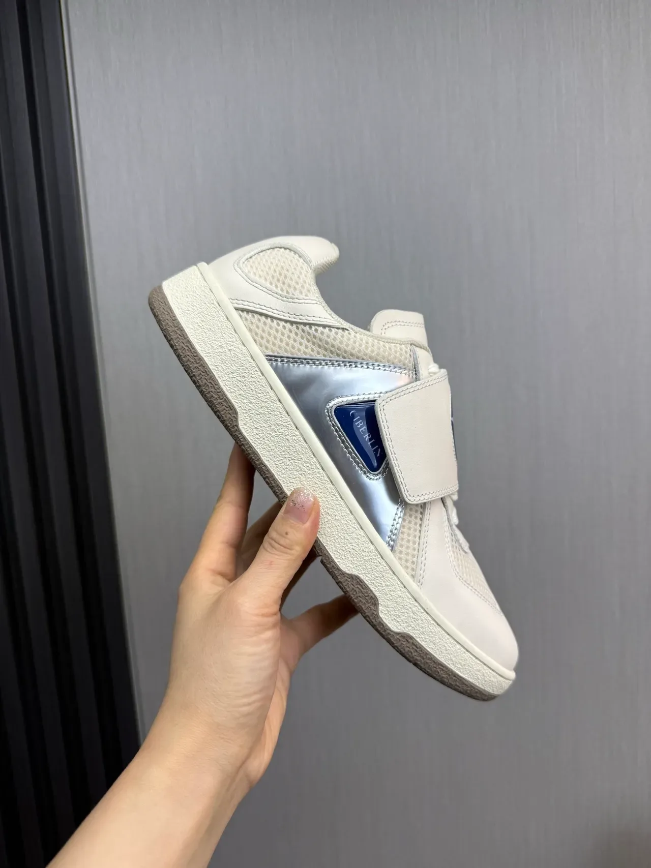 Lanvin Tênis Lifestyle Branco Azul com Fecho de Cinta, Parte Superior de Malha e Couro 6