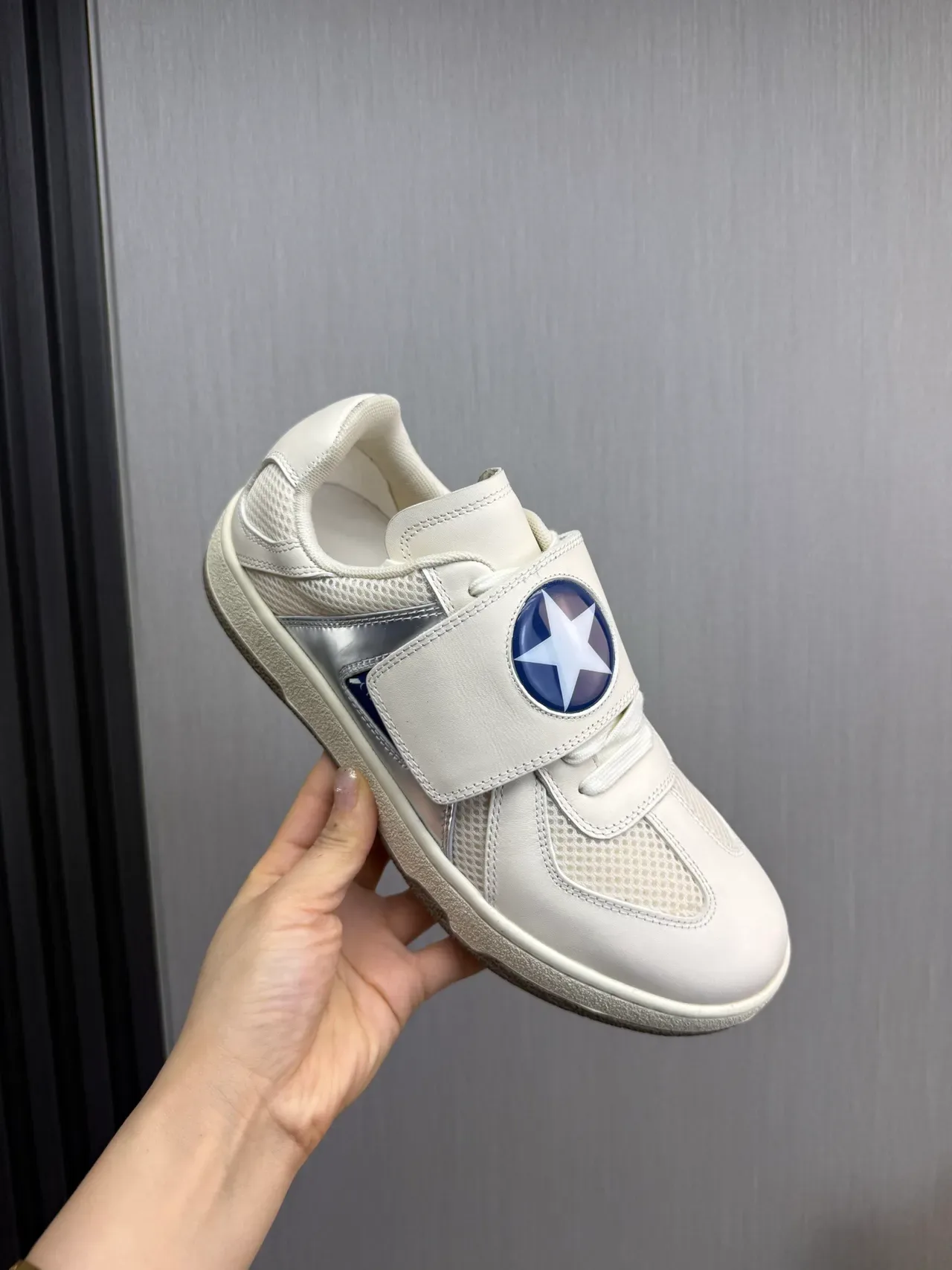 Lanvin Tênis Lifestyle Branco Azul com Fecho de Cinta, Parte Superior de Malha e Couro 7