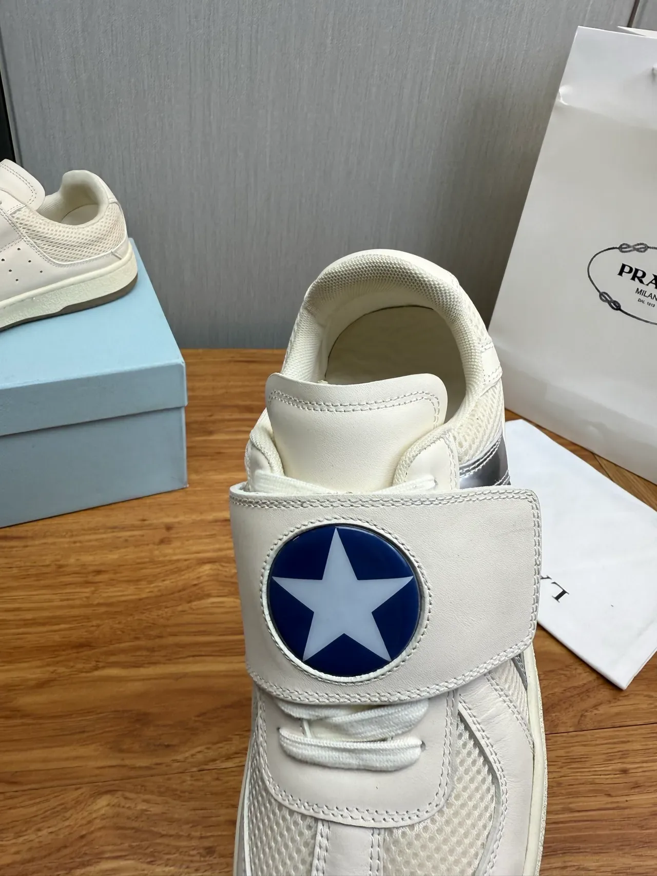 Lanvin Tênis Lifestyle Branco Azul com Fecho de Cinta, Parte Superior de Malha e Couro 8