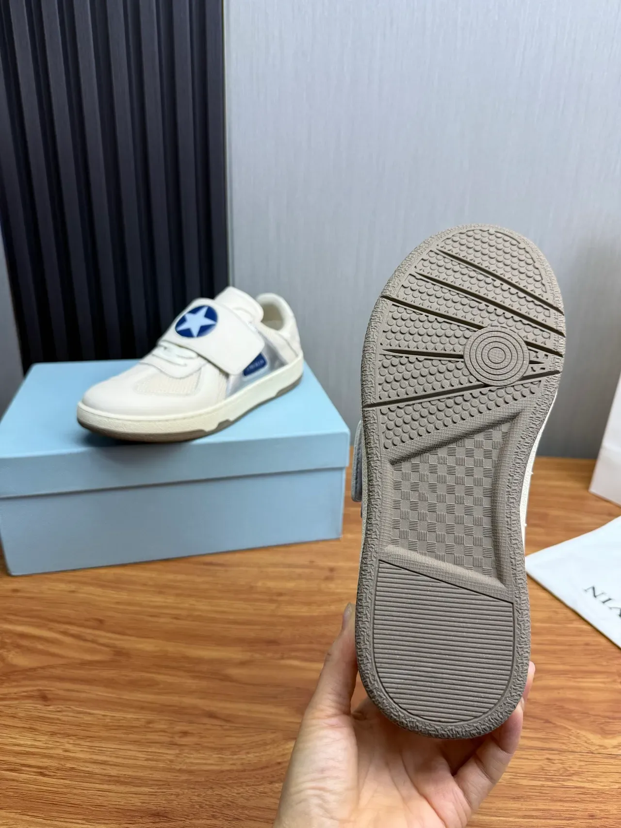 Lanvin Tênis Lifestyle Branco Azul com Fecho de Cinta, Parte Superior de Malha e Couro 9