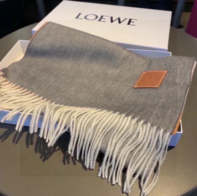 Loewe Anagram Bufanda Gris Beige Tejido Blend Bordes con Flecos Bufanda de Cachemira 4