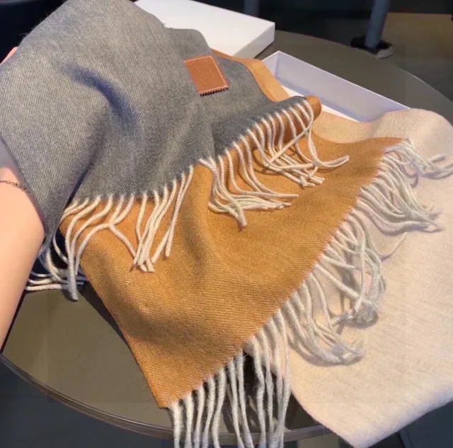 Loewe Anagram Bufanda Gris Beige Tejido Blend Bordes con Flecos Bufanda de Cachemira 7