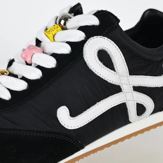 حذاء سنيكرز لايف ستايل Loewe Flow Runner أسود وأبيض بنعل مطاطي 6