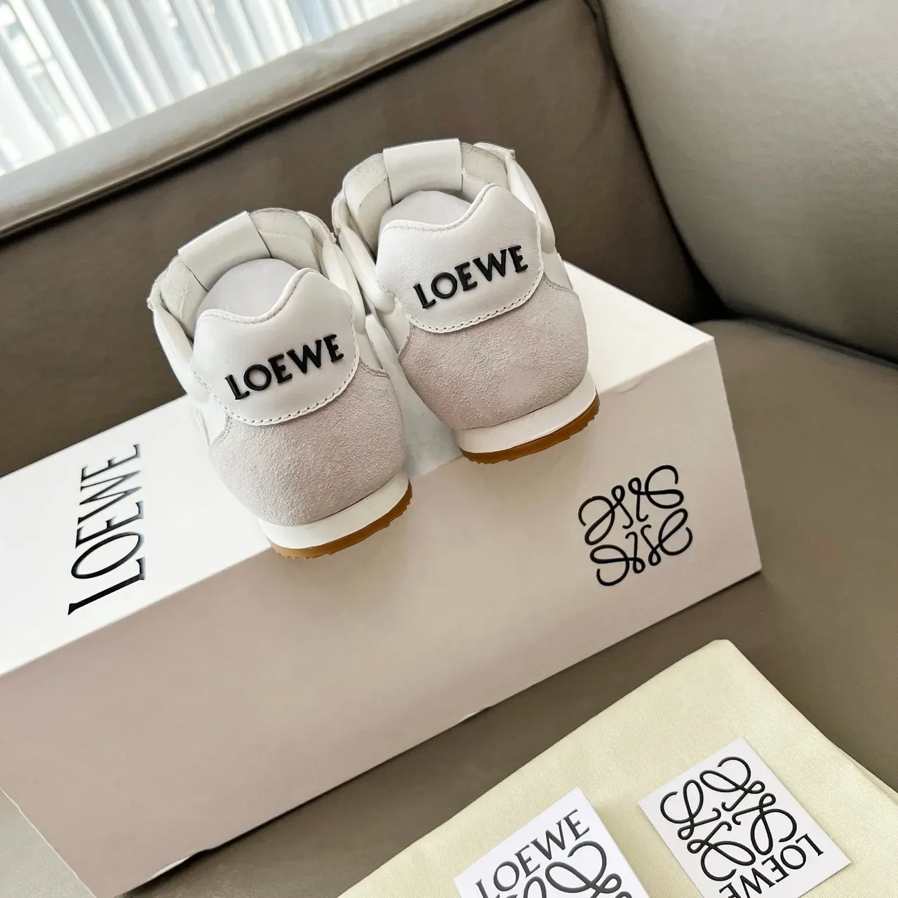 Loeve Flow Runner أبيض بيج مطبوع Anagram Logo منحوت متماسك غطاء أصابع القدم حذاء رياضي نمط حياة 2